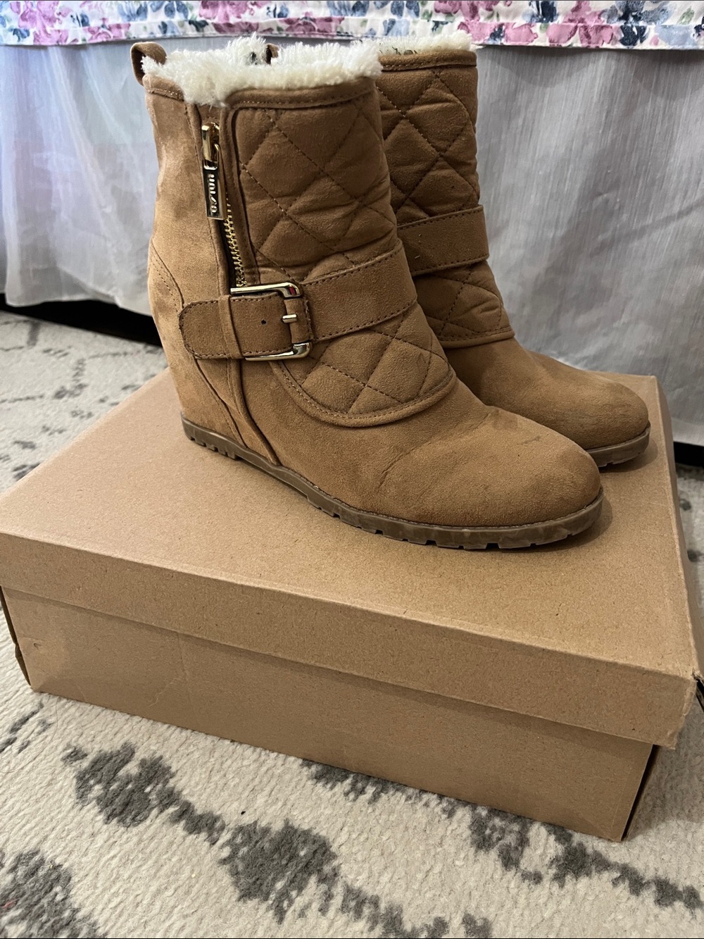 Unisa wedge winter boots size 6M.